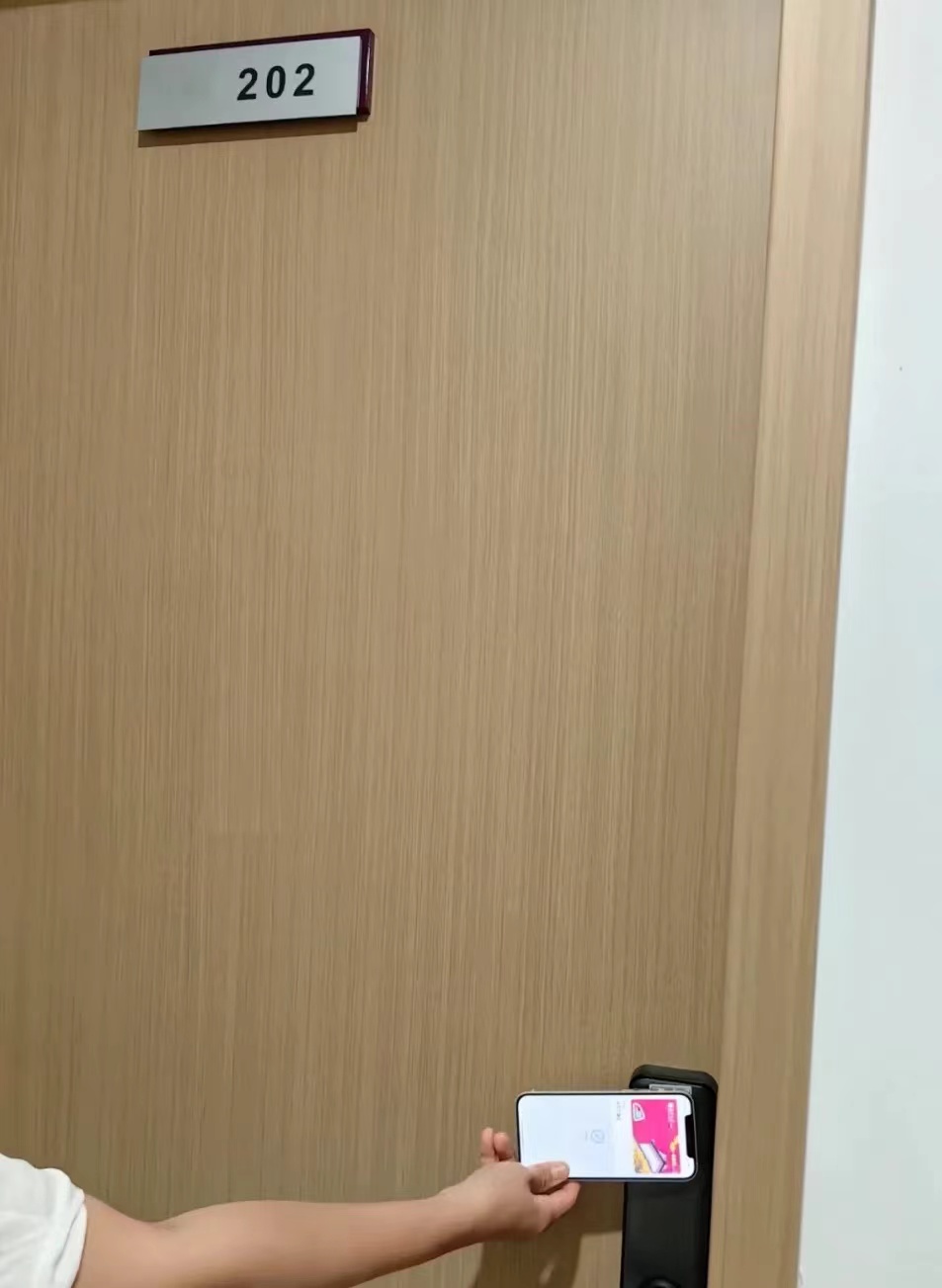 全国50多座城都在“碰一下” 以6倍于刷脸的速度改变移动支付，NFC的时代来临了？？？